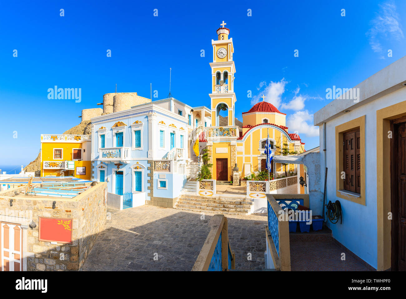 Coloridas casas y la plaza de la iglesia en Olympos Mountain Village, isla de Karpathos, Grecia Foto de stock