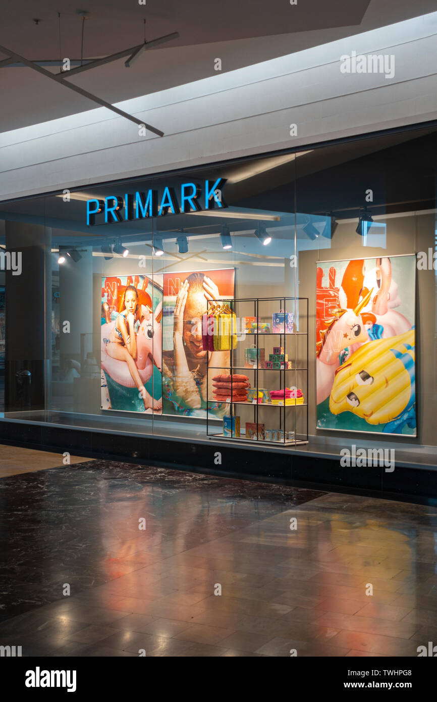 Alicante, España, 18 de junio, 2019: escaparate de tienda de Primark en el  centro comercial de la Gran Via Alicante, España Fotografía de stock - Alamy