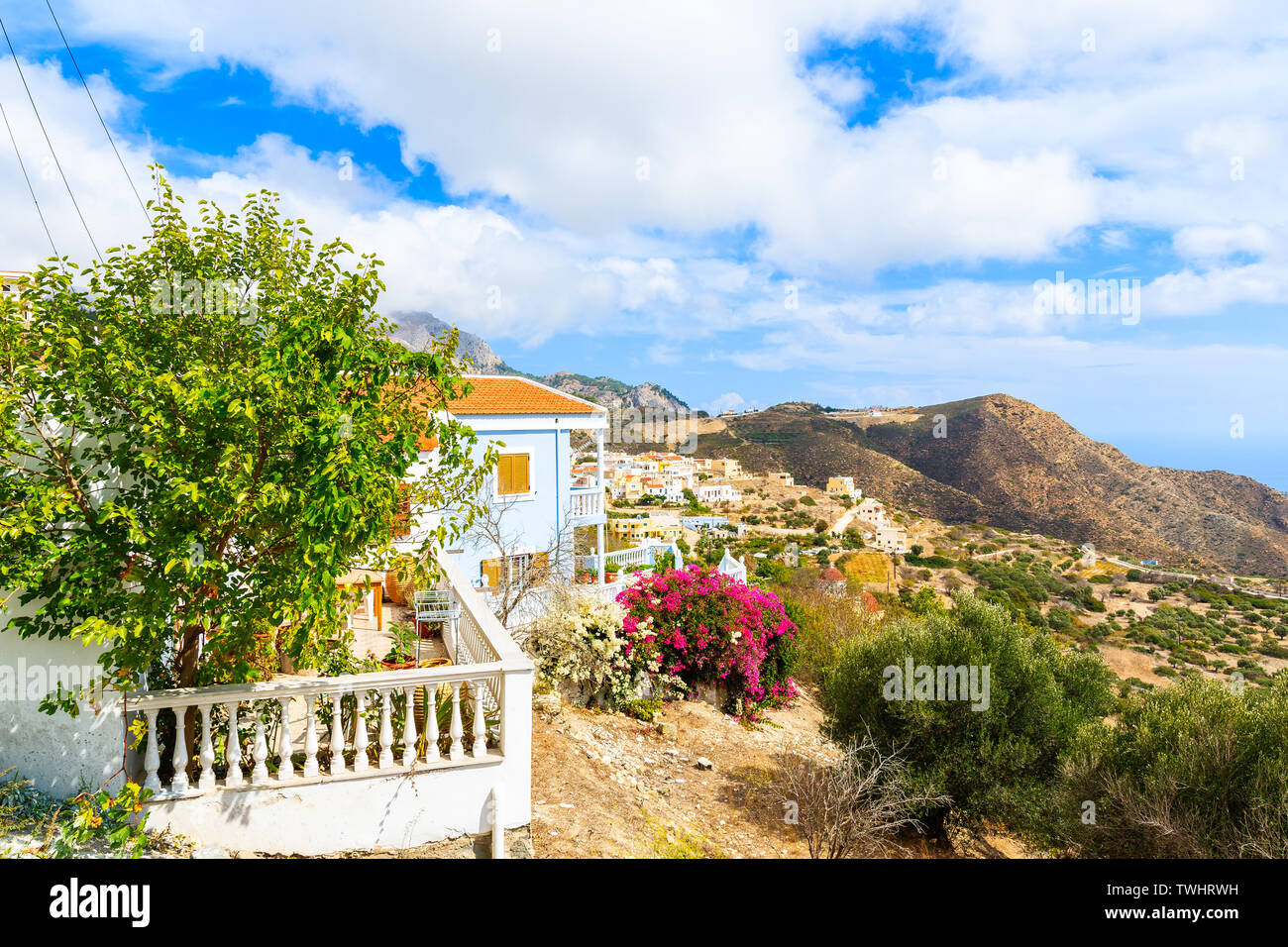 Coloridas casas en Othos Mountain Village, isla de Karpathos, Grecia Foto de stock