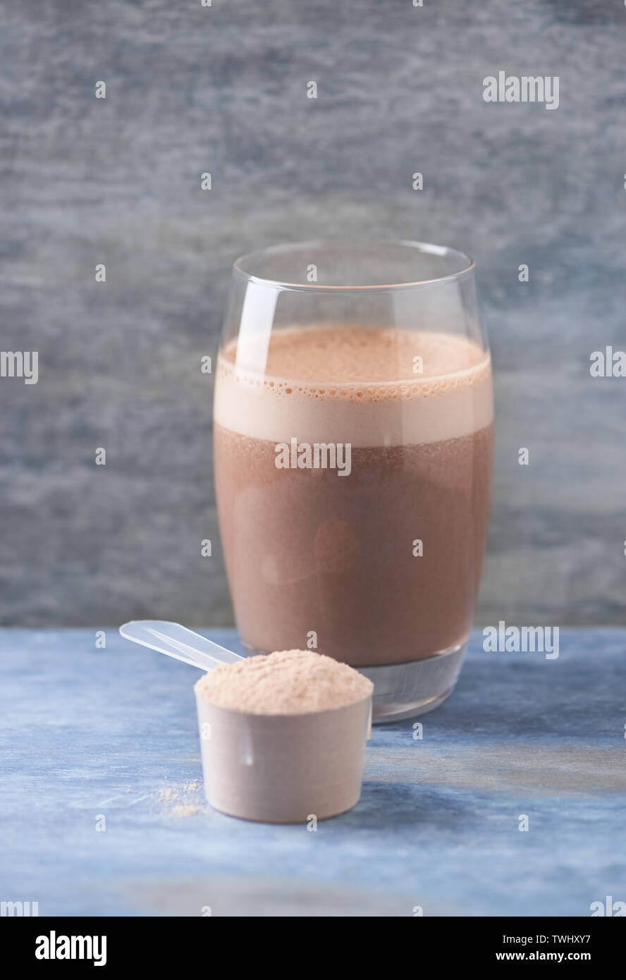 Boca De Proteína De Suero Y Un Vaso De Batido De Proteína De Chocolate Con Leche Y Plátano Nutricion Fotografía De Stock Alamy