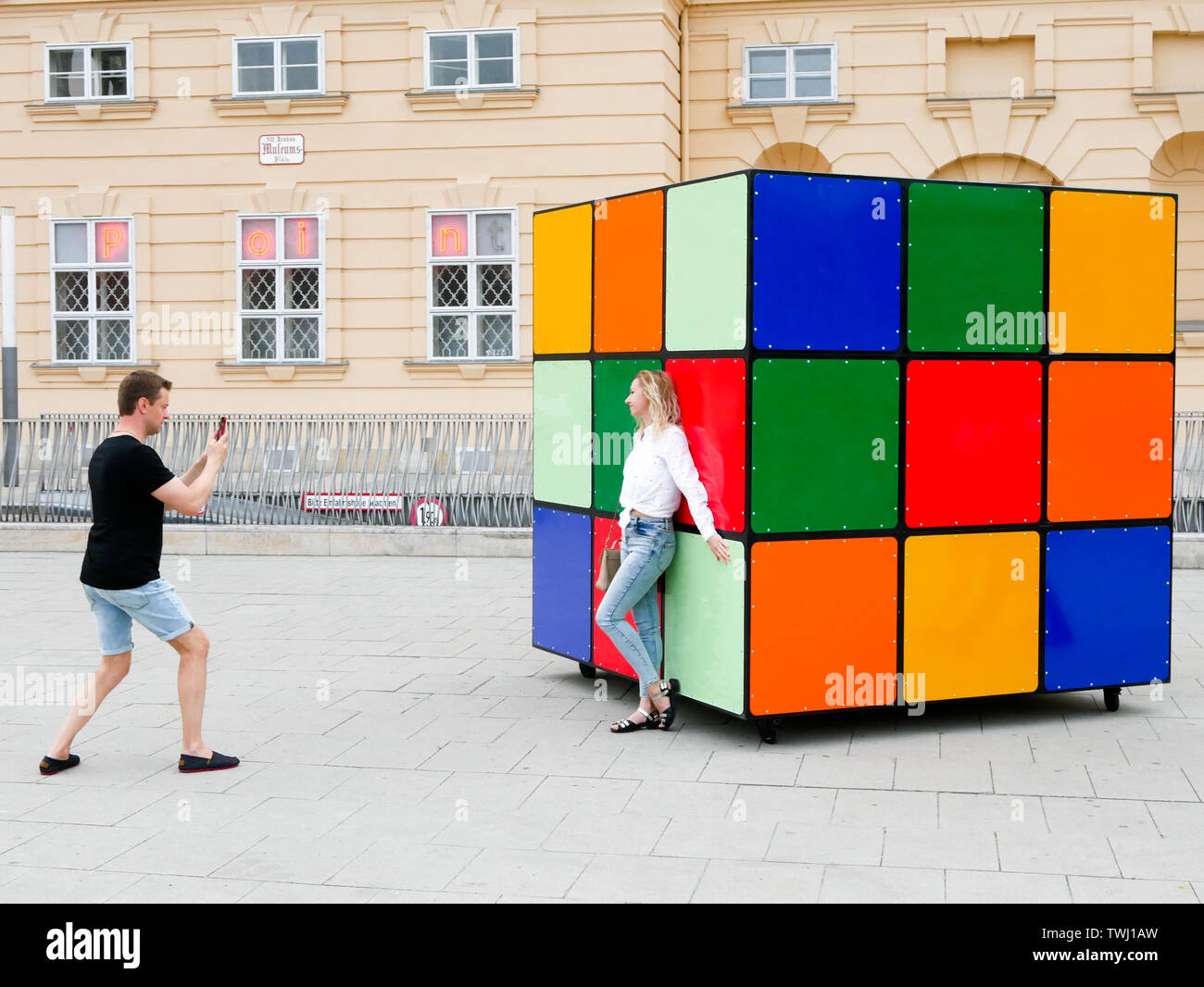 Un par tomar una foto de una escultura de cubo de Rubik en el barrio de los museos en Viena, Austria, durante la celebración de la Europride 2019 Foto de stock