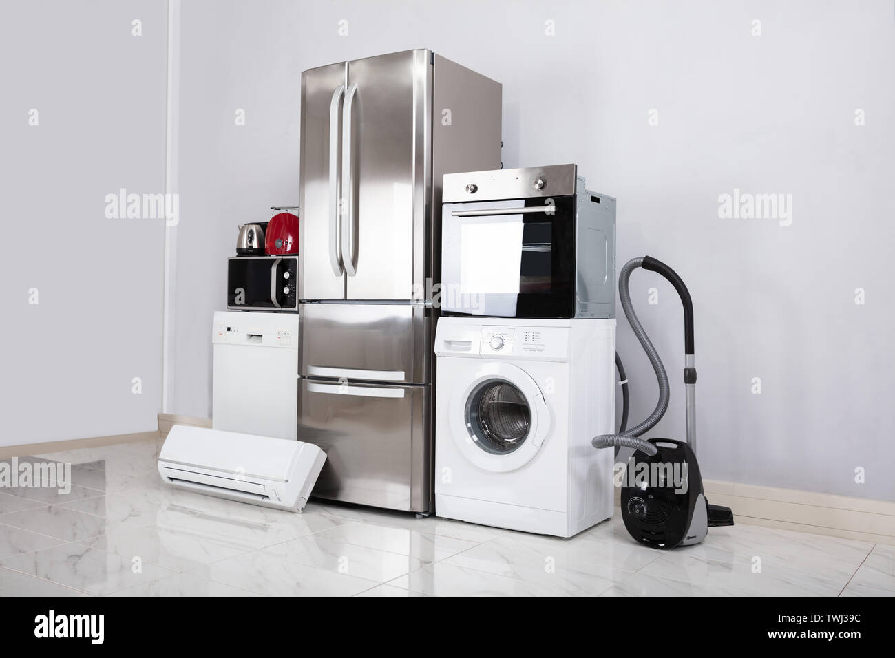 Conjunto de Hogar Cocina Electrodomésticos Electrónica en blanco  reflectante Piso Contra la pared Fotografía de stock - Alamy