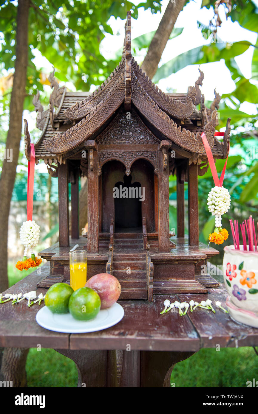 Un espíritu casa, o santuario, con ofrendas diarias, en Makphet restaurante, Vientiane, República Democrática Popular Lao. Foto de stock