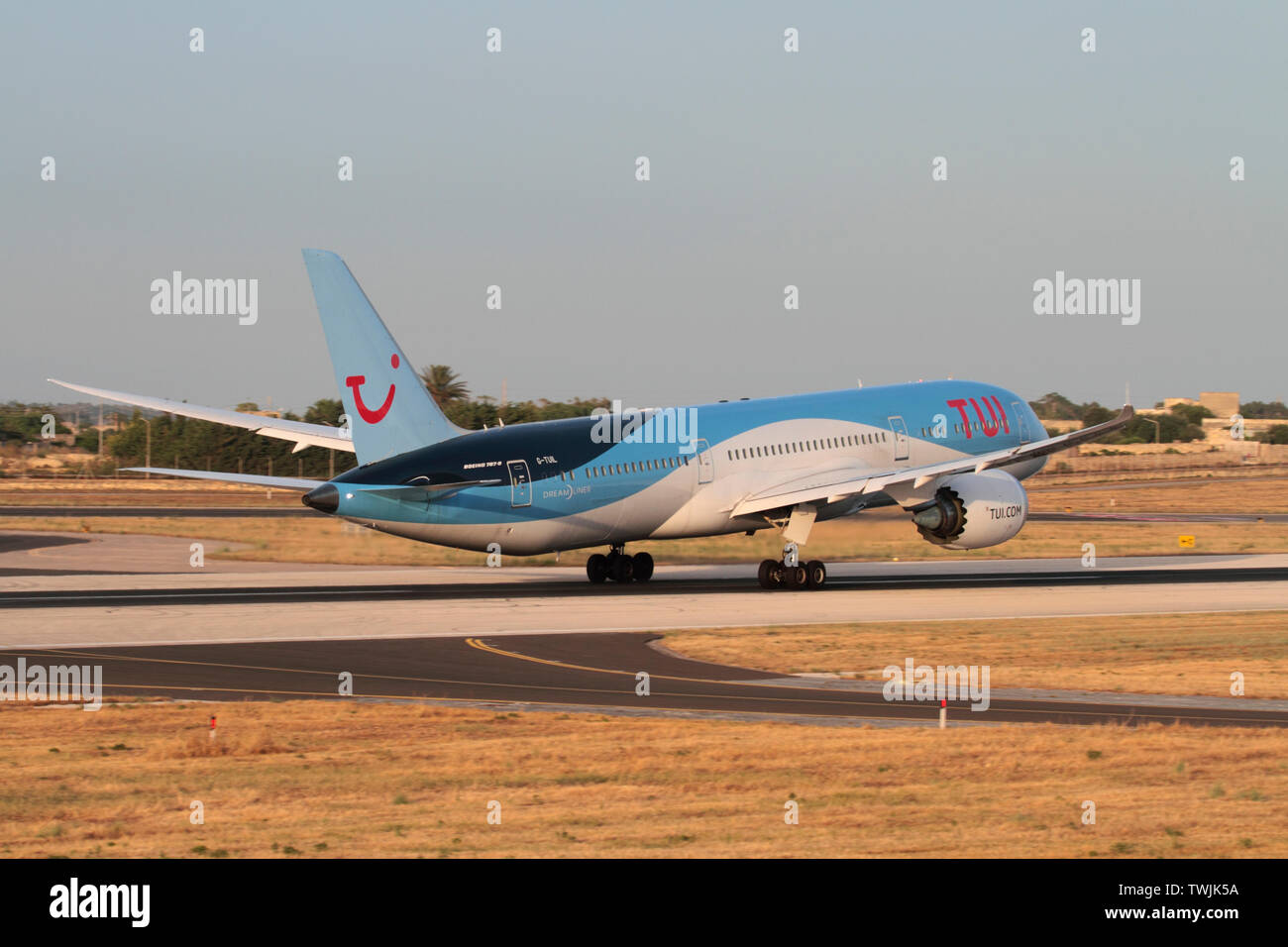 TUI Boeing 787-9 Dreamliner avión comercial de fuselaje ancho despegando desde la pista de aterrizaje en el Aeropuerto Internacional de Malta Foto de stock