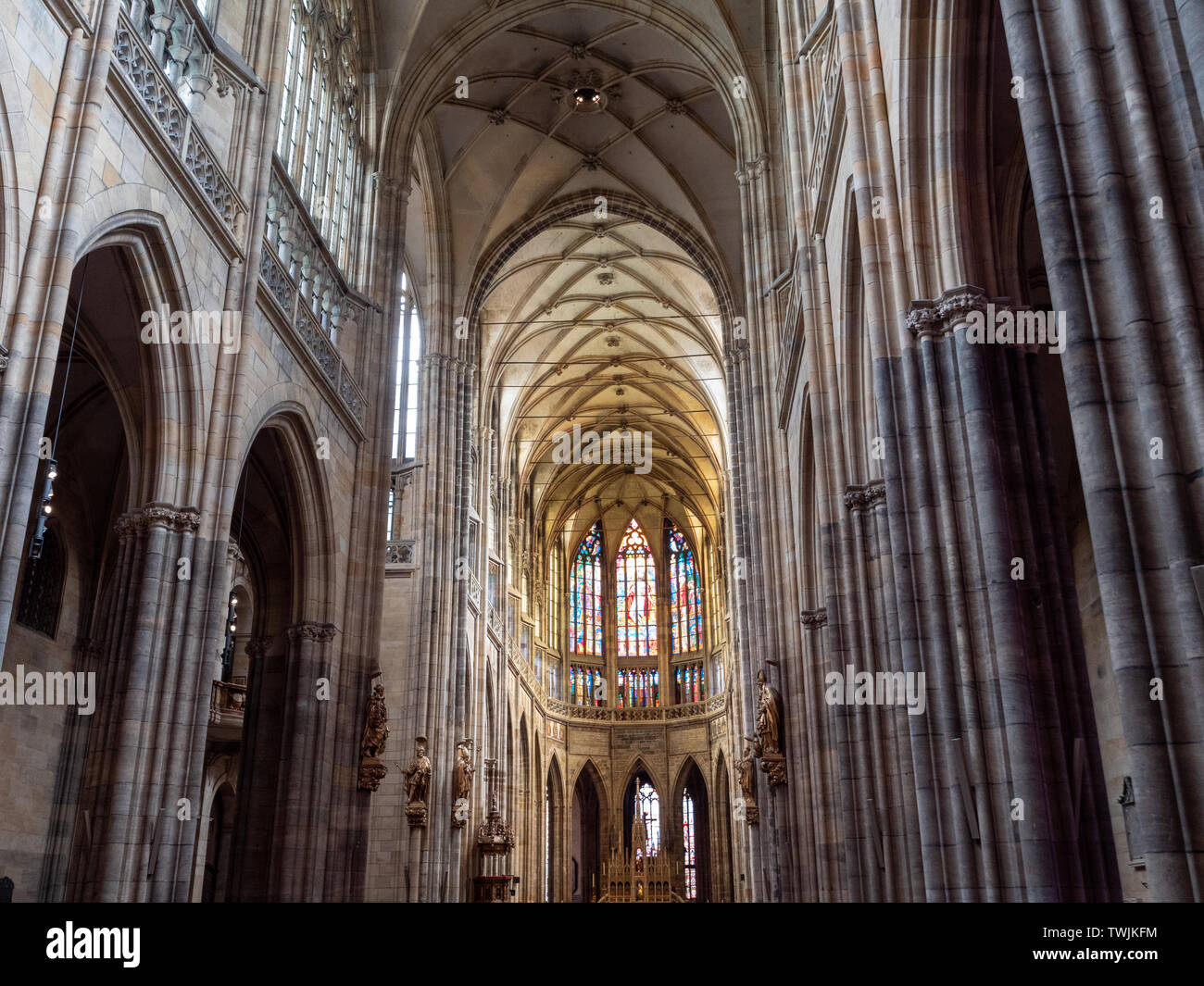 Praga, República Checa - 8 junio 2019: Interior de la Catedral de San Vito. Una iglesia gótica en Praga, Bohemia, República Checa. Foto de stock