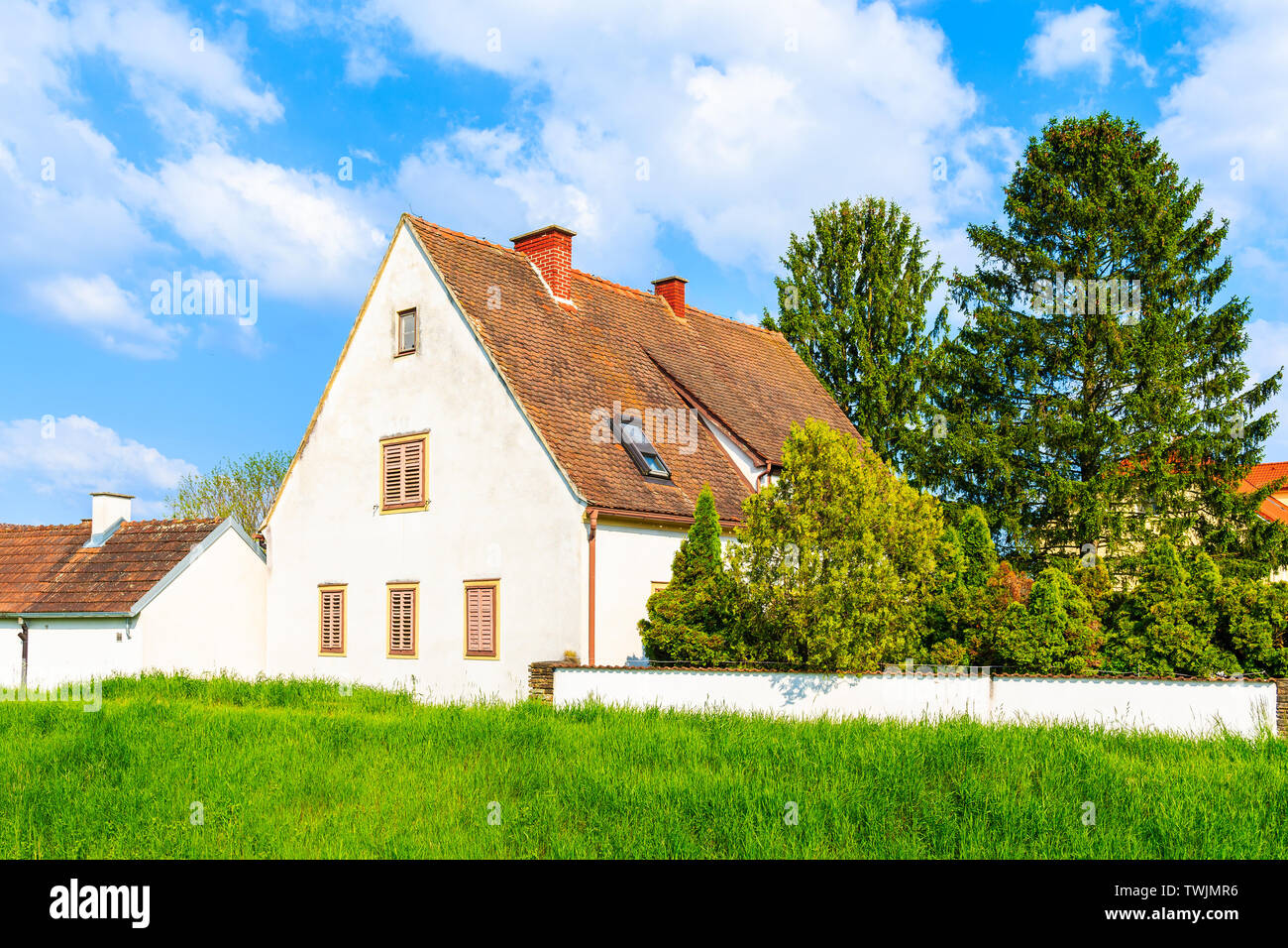 Casa tradicional en blanco paisaje primaveral de Burgerland en aldea Strem, Austria Foto de stock