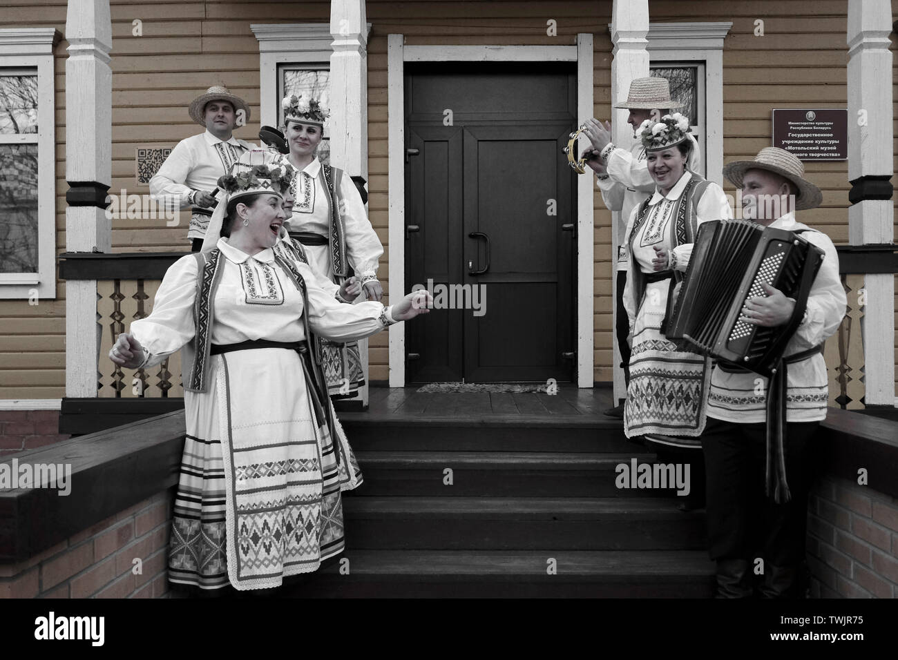 Banda folklórica bielorrusa en la ropa tradicional cantando canciones folclóricas en la entrada al Museo de Artes Folklóricas Motal en Motol o en el municipio Motal a en Ivanava Raion de la región de Brest Foto de stock