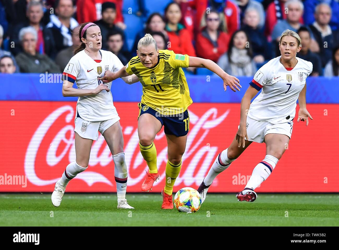 Stina Blackstenius, centro de Suecia equipo femenino de fútbol pasa la bola contra Rose y Abby Dahlkemper de Estados Unidos la selección nacional de fútbol femenino en la tercera ronda del