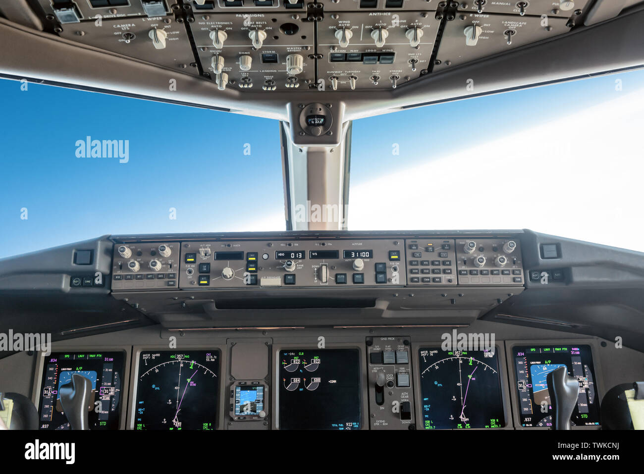 Dentro de una gran cabina de avión vuelo jet autopilot, girando a la derecha Foto de stock