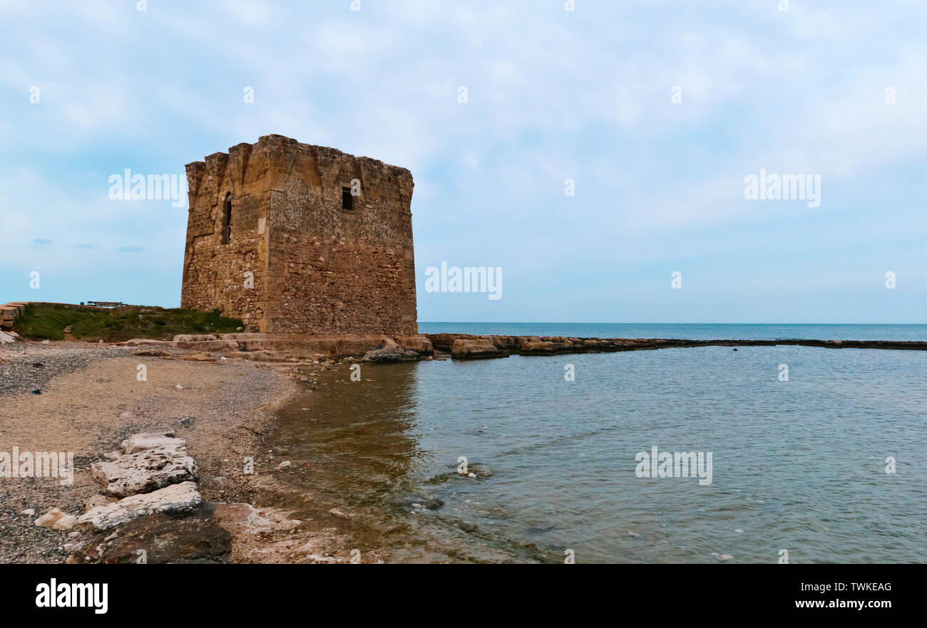 Torre histórica española a lo largo de la costa de Apulia Foto de stock