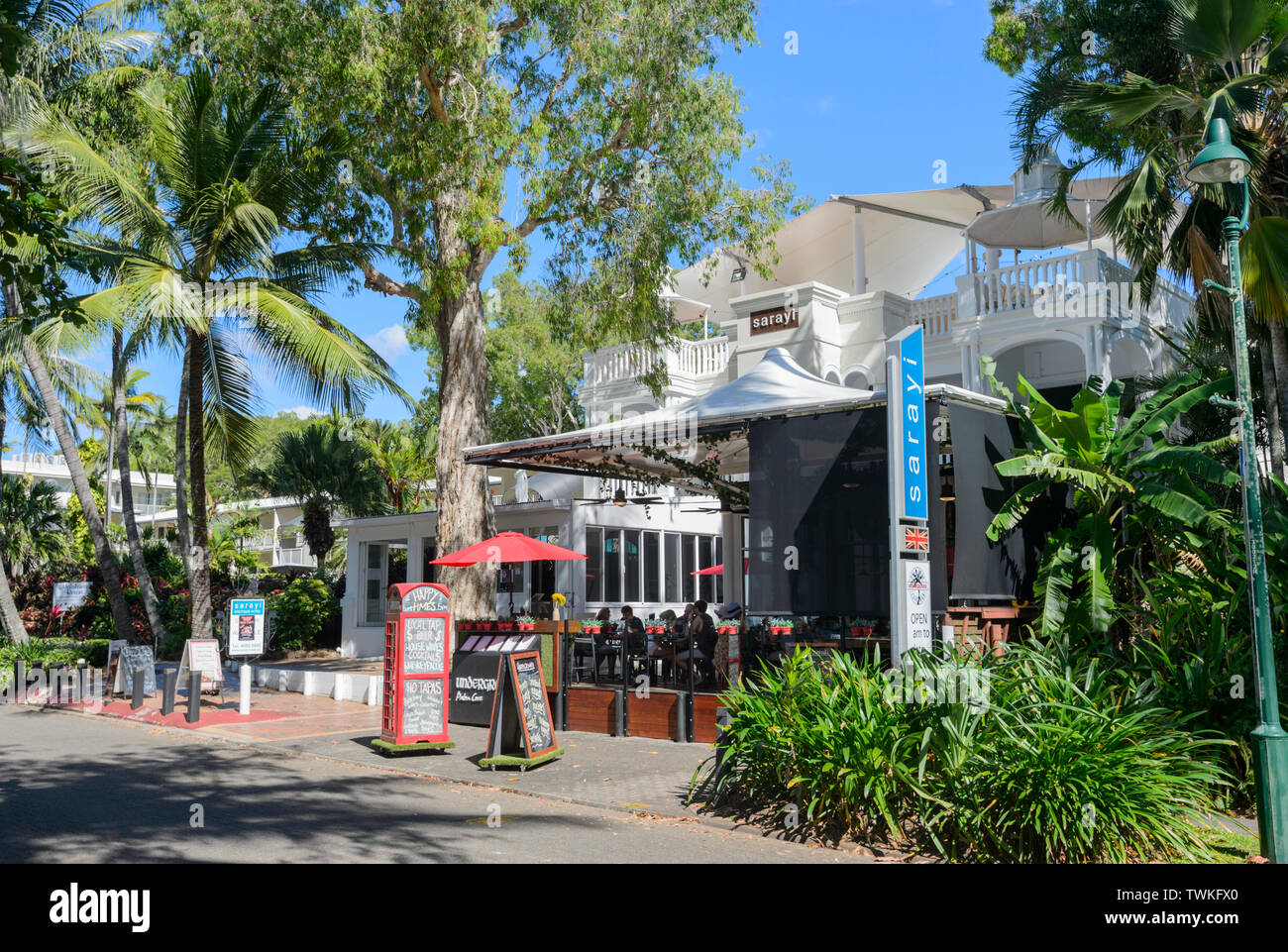 Vista de Sarayi Restaurante en Palm Cove, playas del norte de Cairns, Far North Queensland, FNQ, Queensland, Australia Foto de stock