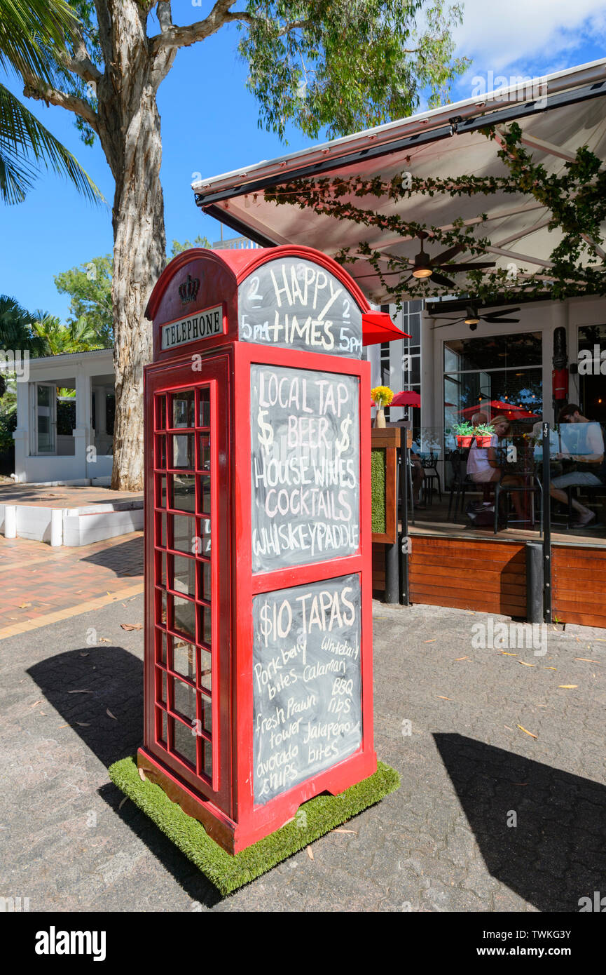 Cabina de teléfono rojo Brritish antiguo utilizado para mostrar el menú fuera Sarayi Restaurante en Palm Cove, playas del norte de Cairns, Far North Queensland, FNQ Foto de stock