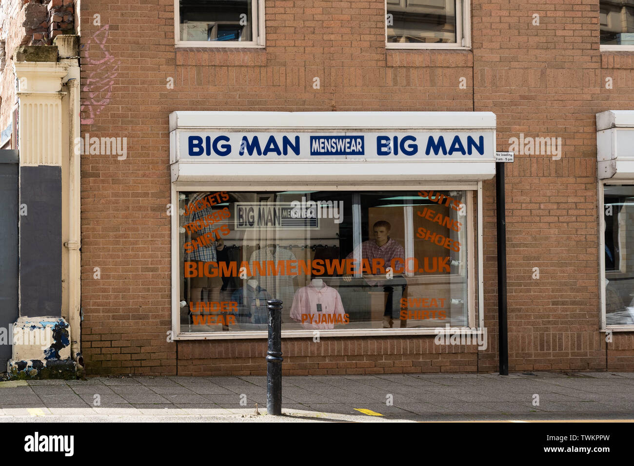 Gran Hombre moda masculina - Men's tienda de ropa de gran tamaño, Barnsley, al sur de Yorkshire, Inglaterra, Reino Unido. Foto de stock