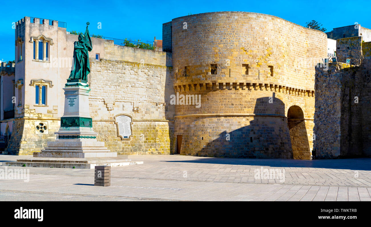 Otranto, Italia - 19 de mayo de 2018: Vista de la plaza principal de la ciudad con el monumento a los mártires que fueron decapitados por los turcos. Foto de stock