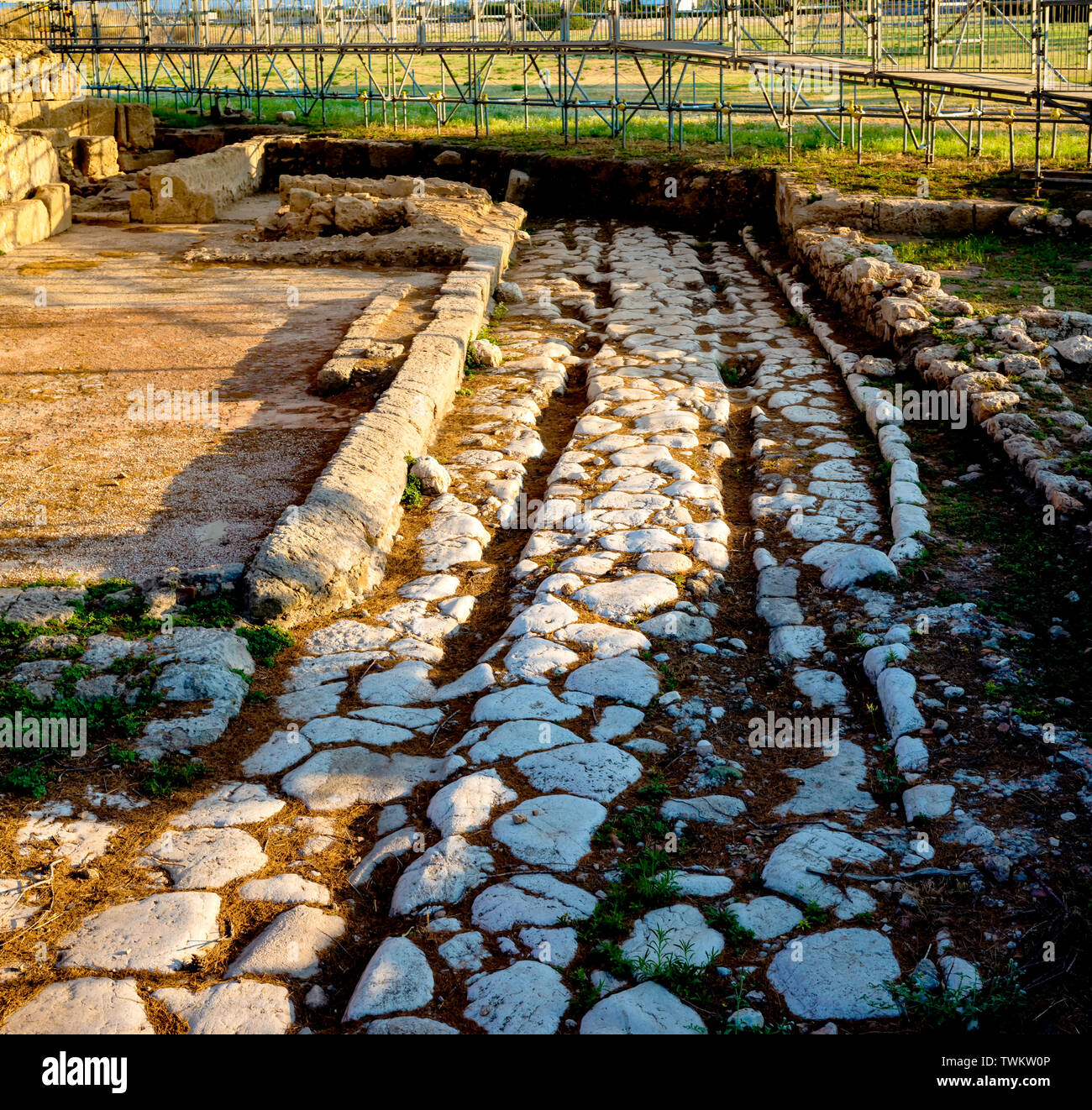 Ver zona arqueológica de las ruinas del antiguo asentamiento de Egnazia, cerca Sevelletri, Puglia - Italia en el antiguo asentamiento vivían los antiguos hab Foto de stock