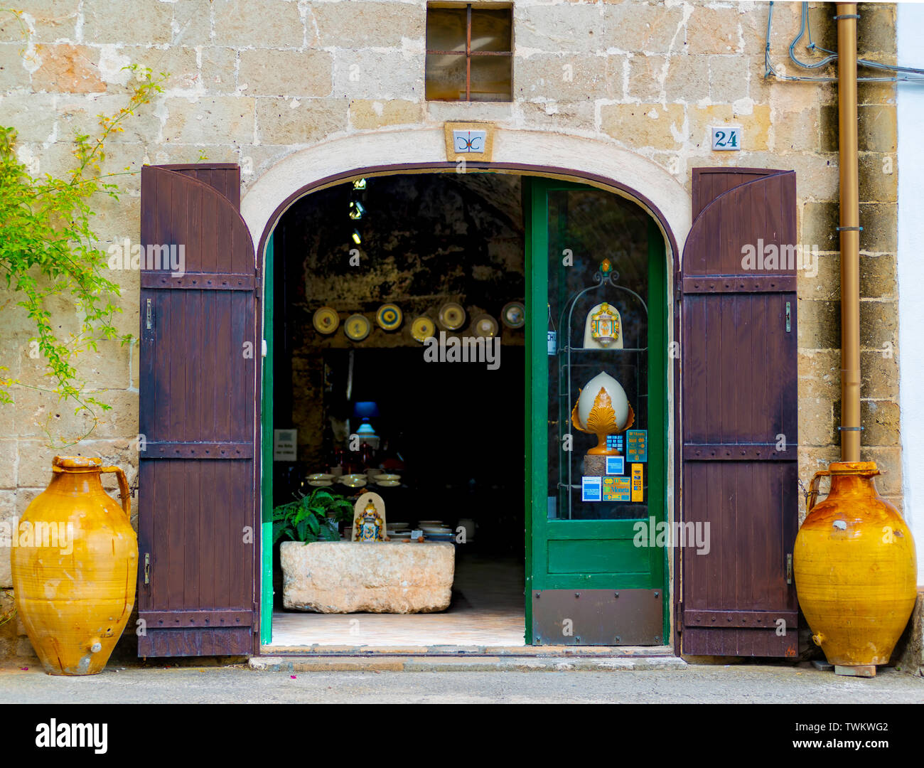 Grottaglie, Italia - Agosto 17, 2018: la entrada a un taller de cerámica. La ciudad en la provincia de Tarento, región de Apulia, en el sur de Italia, famosa por el artista Foto de stock