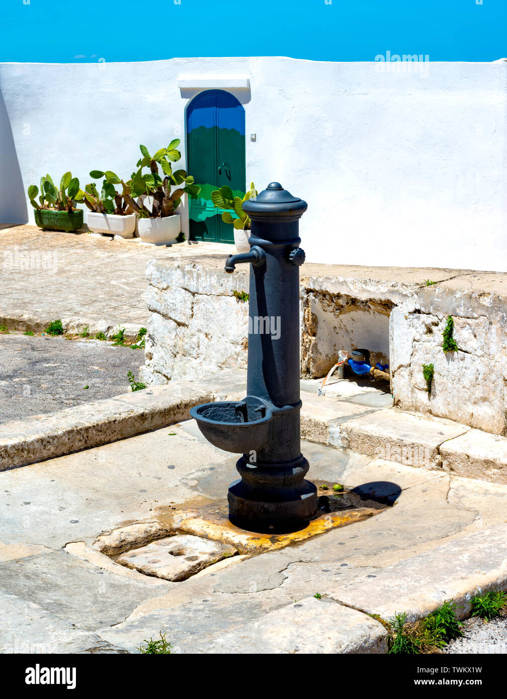 Fuente antigua en Ostuni Old Town. La Apulia. Foto de stock