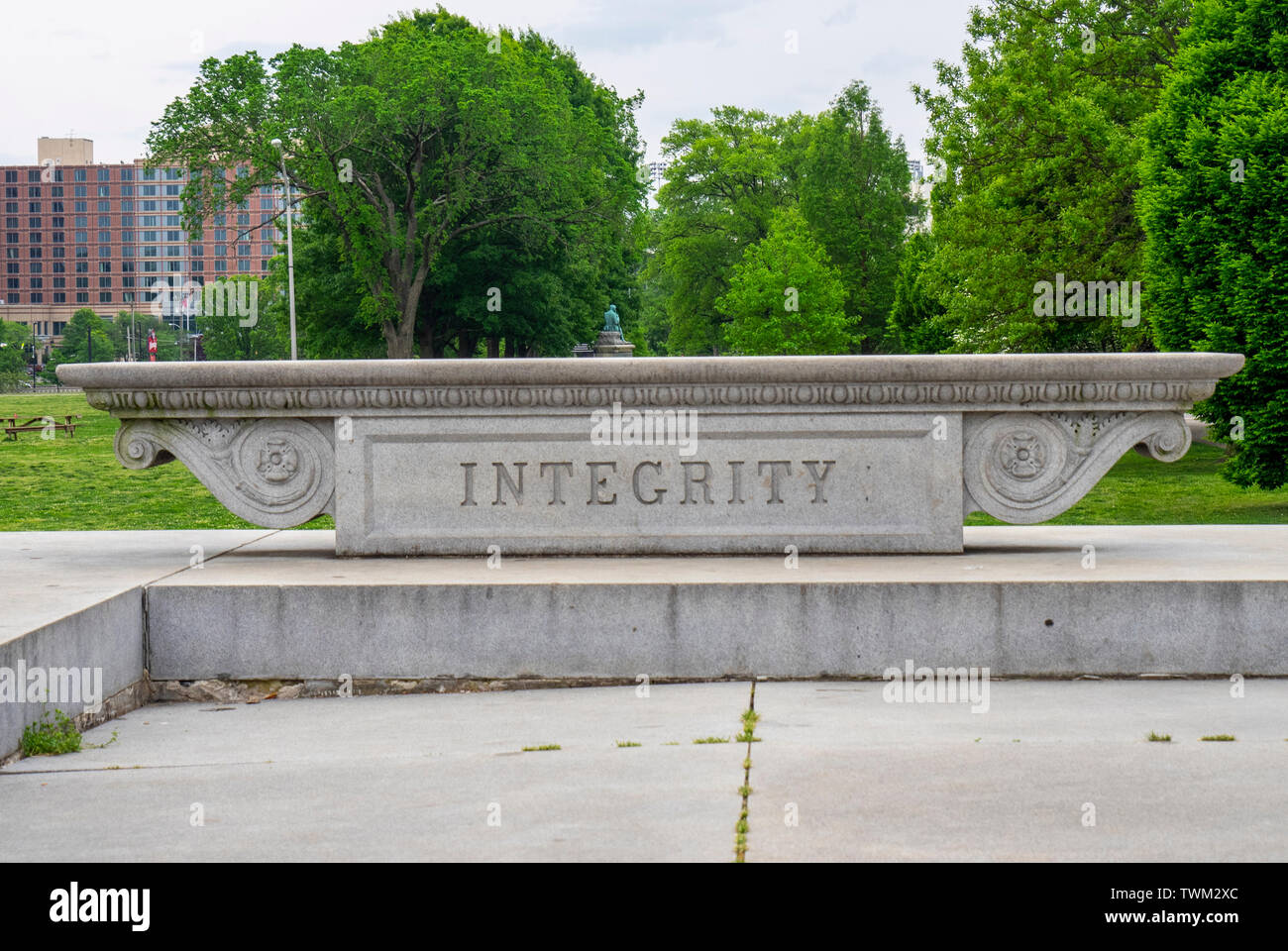 Base de hormigón del monumento conmemorativo John W Thomas representando la palabra Integridad, Centennial Park de Nashville, Tennessee, EE.UU.. Foto de stock