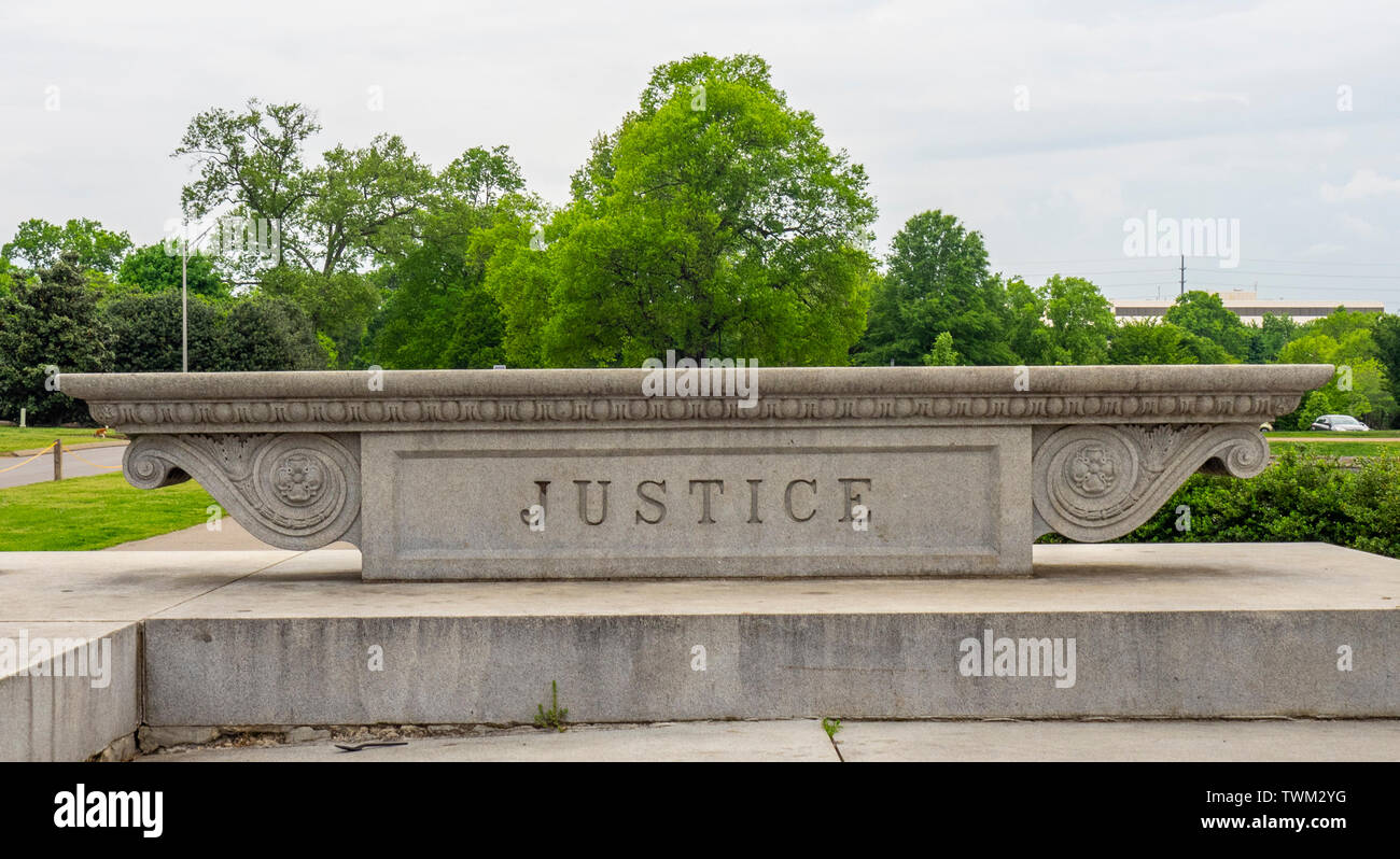 Base de hormigón del monumento conmemorativo John W Thomas representando la palabra justicia, Centennial Park de Nashville, Tennessee, EE.UU.. Foto de stock