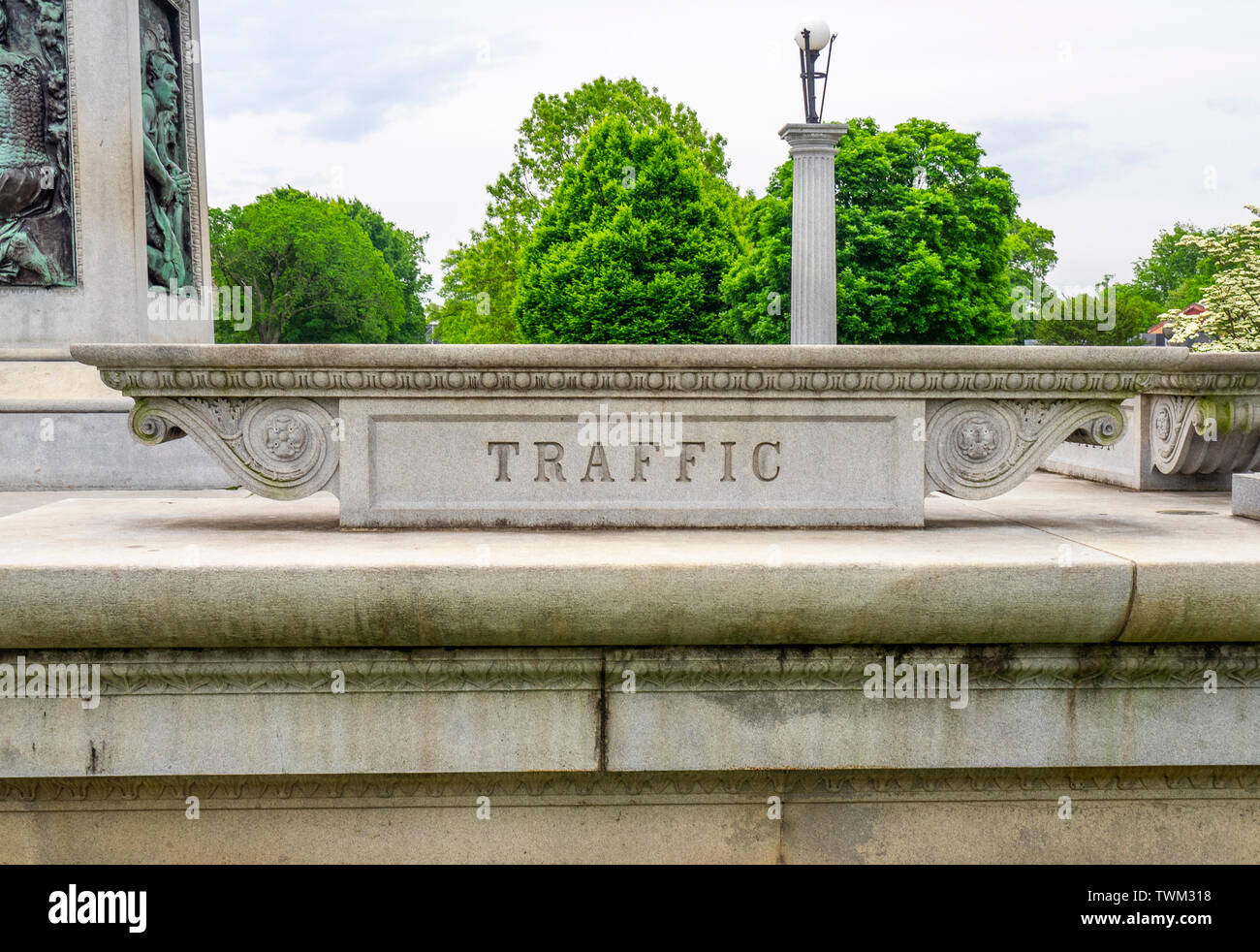 Base de hormigón del monumento conmemorativo John W Thomas representando la palabra tráfico, Centennial Park de Nashville, Tennessee, EE.UU.. Foto de stock