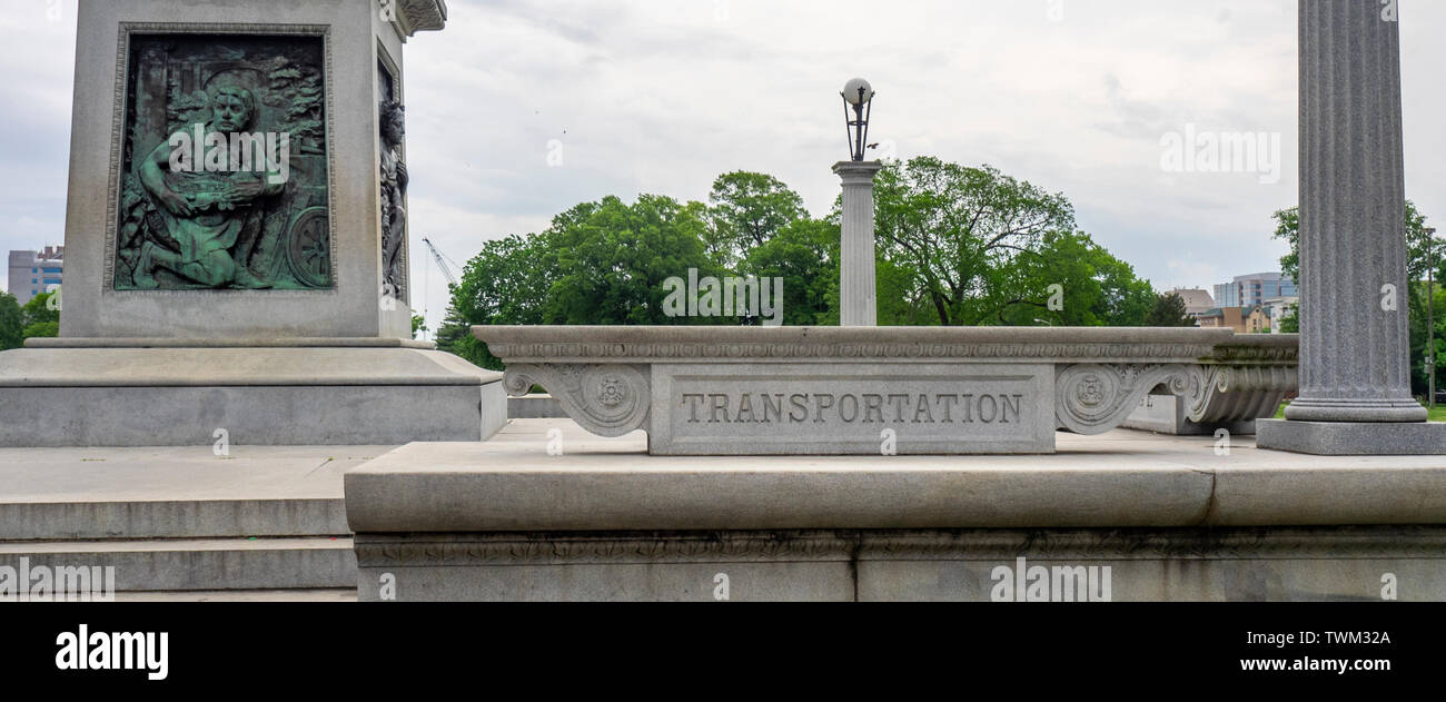 Base de hormigón del monumento conmemorativo John W Thomas representando la palabra Transporte, Centennial Park de Nashville, Tennessee, EE.UU.. Foto de stock