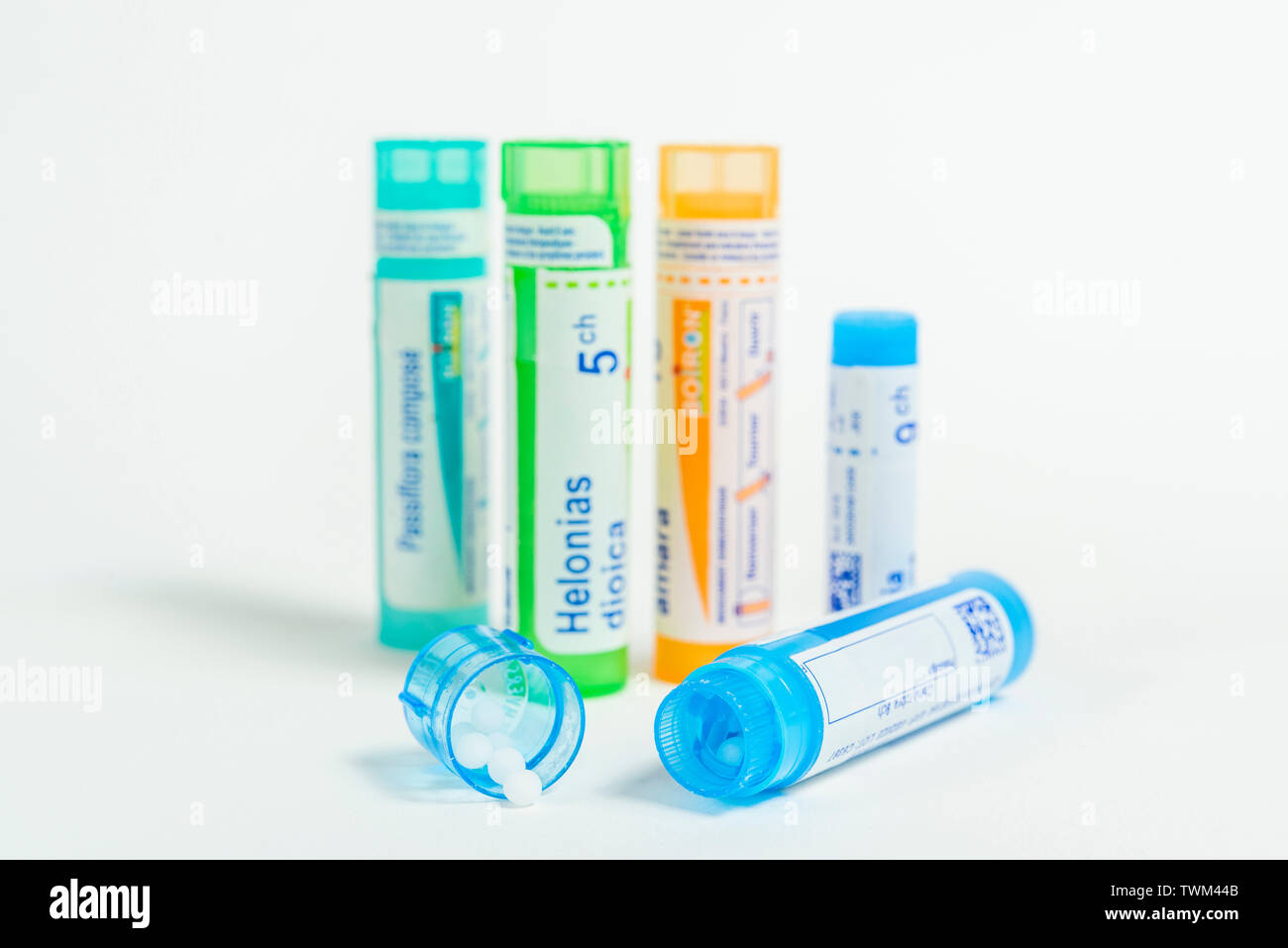 Tubos homeopático: gránulos homeopáticos, tubos de los Laboratorios Boiron Foto de stock
