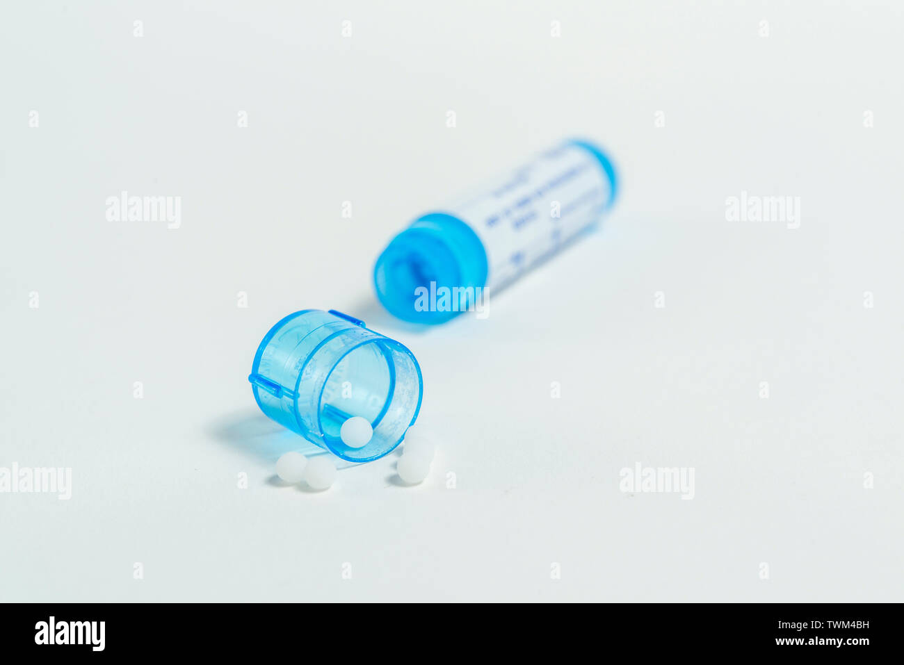 Close-up de un tubo homeopático: gránulos homeopáticos, tubos de color azul, desde laboratorios Boiron Foto de stock