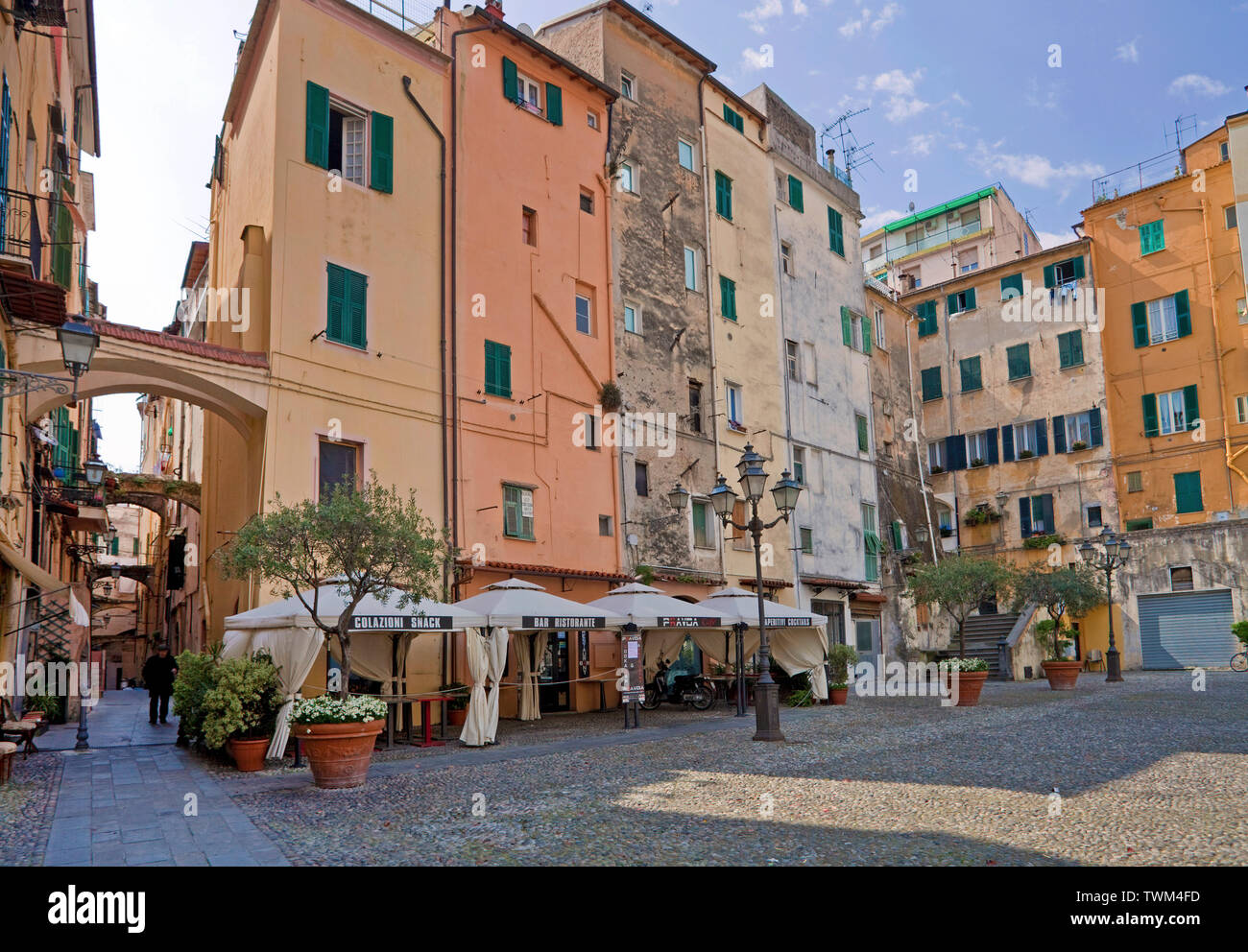 La plaza de San Siro en el centro histórico La Pigna, casco antiguo de la ciudad de San Remo, Riviera di PonenteItaly, Liguria, Italia Foto de stock