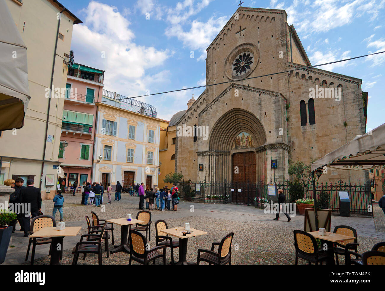En la plaza de la catedral de San Siro San Siro, el casco antiguo La Pigna, San Remo, Riviera di PonenteItaly, Liguria, Italia Foto de stock