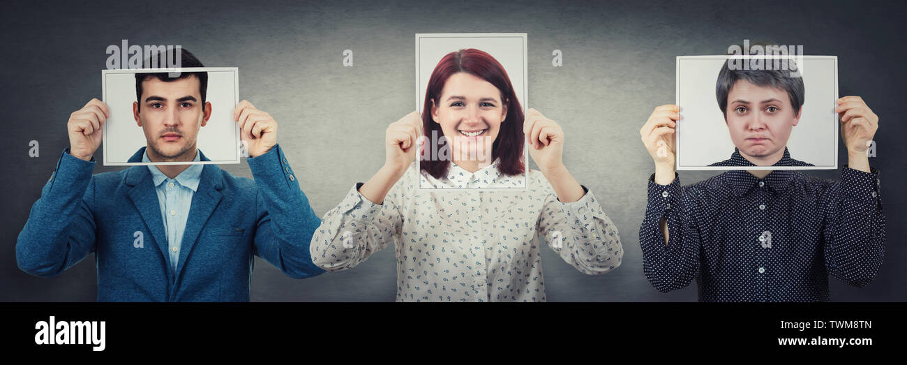 Tres personas que cubren sus rostros con hojas con foto feliz, triste y neutral, como emociones
