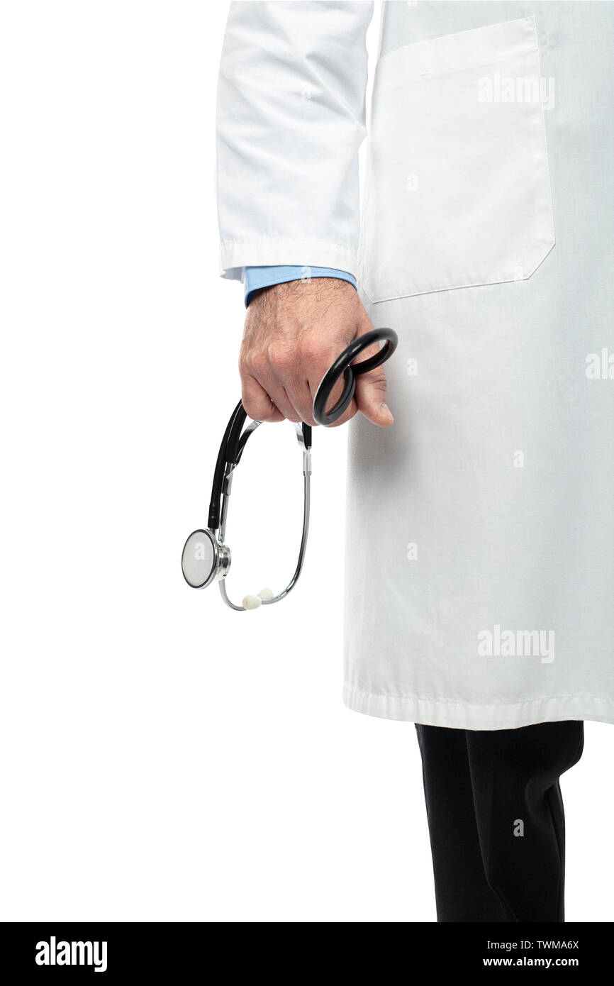 Detalle de una mano de un doctor sosteniendo un estetoscopio. Los conceptos de la salud y la profesión médica. aislado en blanco. Foto de stock