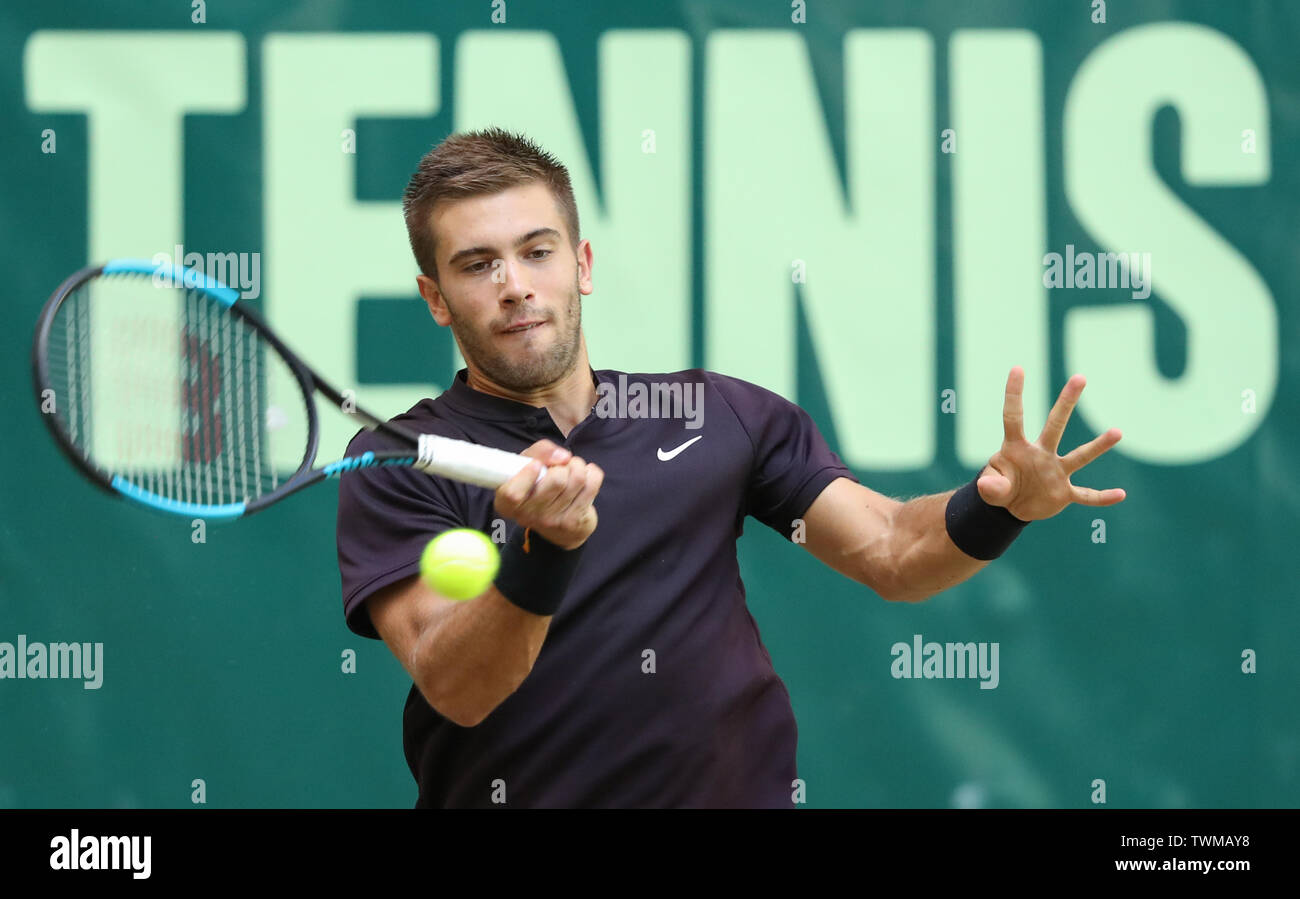 Halle, Alemania. 21 de junio de 2019. Tenis: ATP-Tour para solteros, hombres, cuartos de final, Coric (Croacia) - Herbert (Francia). Borna Coric late un forehand. Crédito: Friso Gentsch/dpa/Alamy Live News Foto de stock