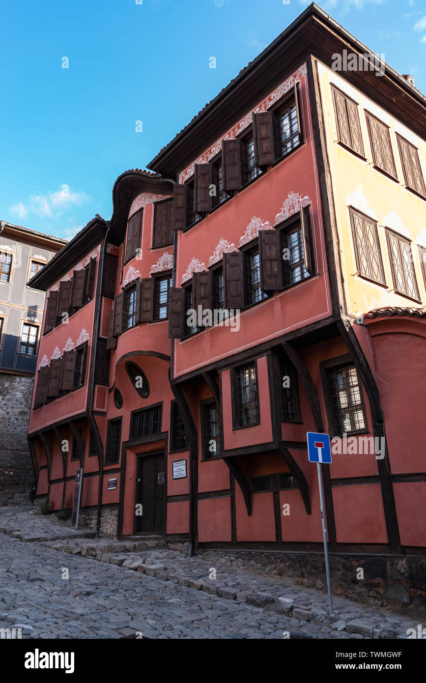 Plovdiv, Bulgaria - Mayo 7, 2019: arquitectura típica, históricas casas medievales en Bulgaria. El Museo Histórico de Plovdiv - Exposición Renaissanc Foto de stock