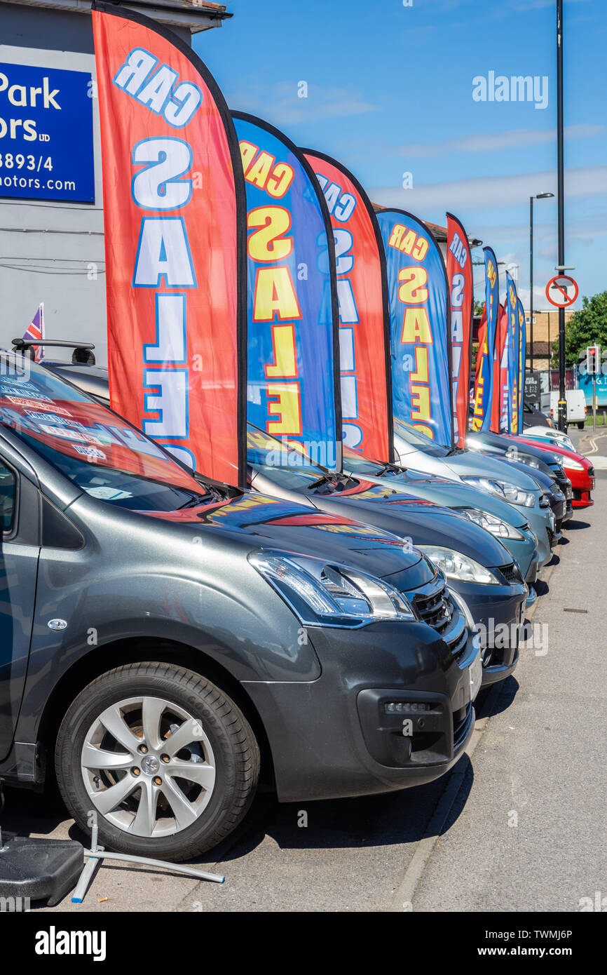 Coches en una fila para la venta en un concesionario de coches en Southampton, Inglaterra, Reino Unido. Foto de stock