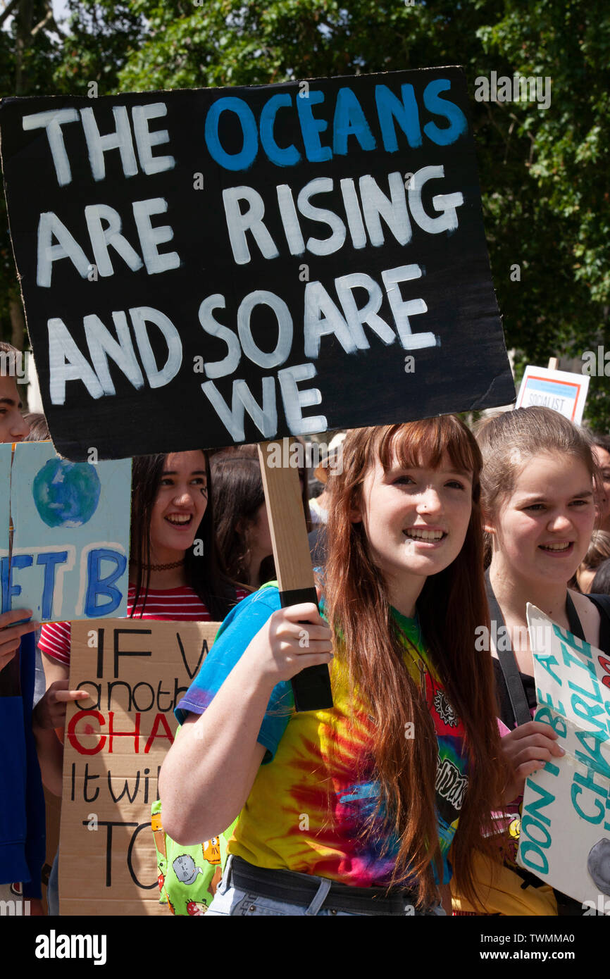 La protesta de Londres en apoyo de la Escuela de Greta Thunberg huelga por el clima. Los niños y adolescentes se unieron en la Plaza del Parlamento y marcharon hasta Whitehall hasta Trafalgar Square, muchos de ellos llevando pancartas caseras. Foto de stock
