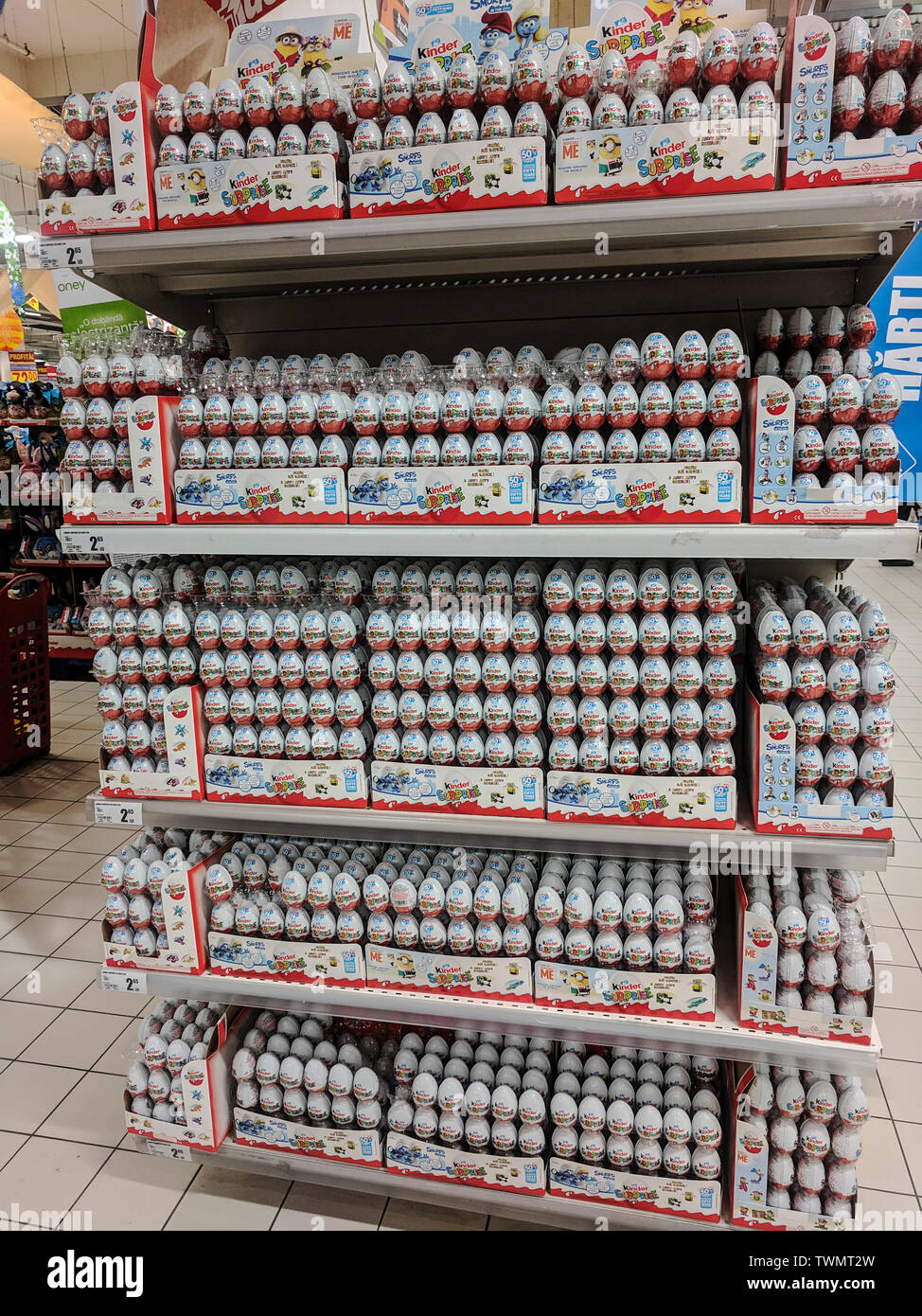 De abril de 2019, el supermercado Auchan Bucarest, Rumania ]Chocolate huevos Kinder sorpresa en las estanterías del supermercado. La Pascua sorpresa, éxito de ventas, el huevo con Foto de stock