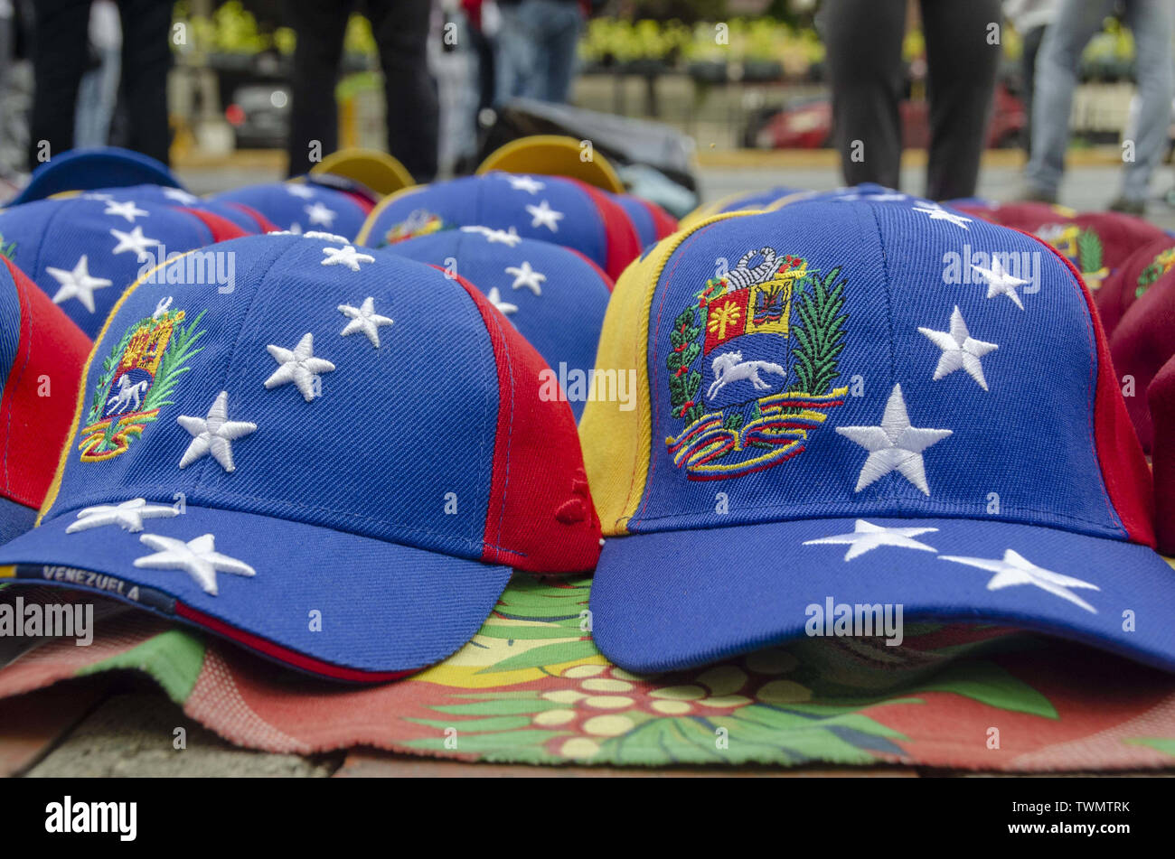 Caracas, Miranda, Venezuela. 21 de junio de 2019. Gorras de béisbol con la  bandera venezolana. Este viernes, 21 de junio de 2019, la sociedad civil  venezolana, junto con los medios de comunicación