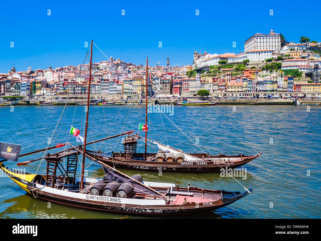 Barcos de madera típicos portugueses, llamado 'barcos rabelos' transportar barriles de vino en el río Duero, con vistas a la Villa Nova de Gaia, en Oporto, Portug Foto de stock