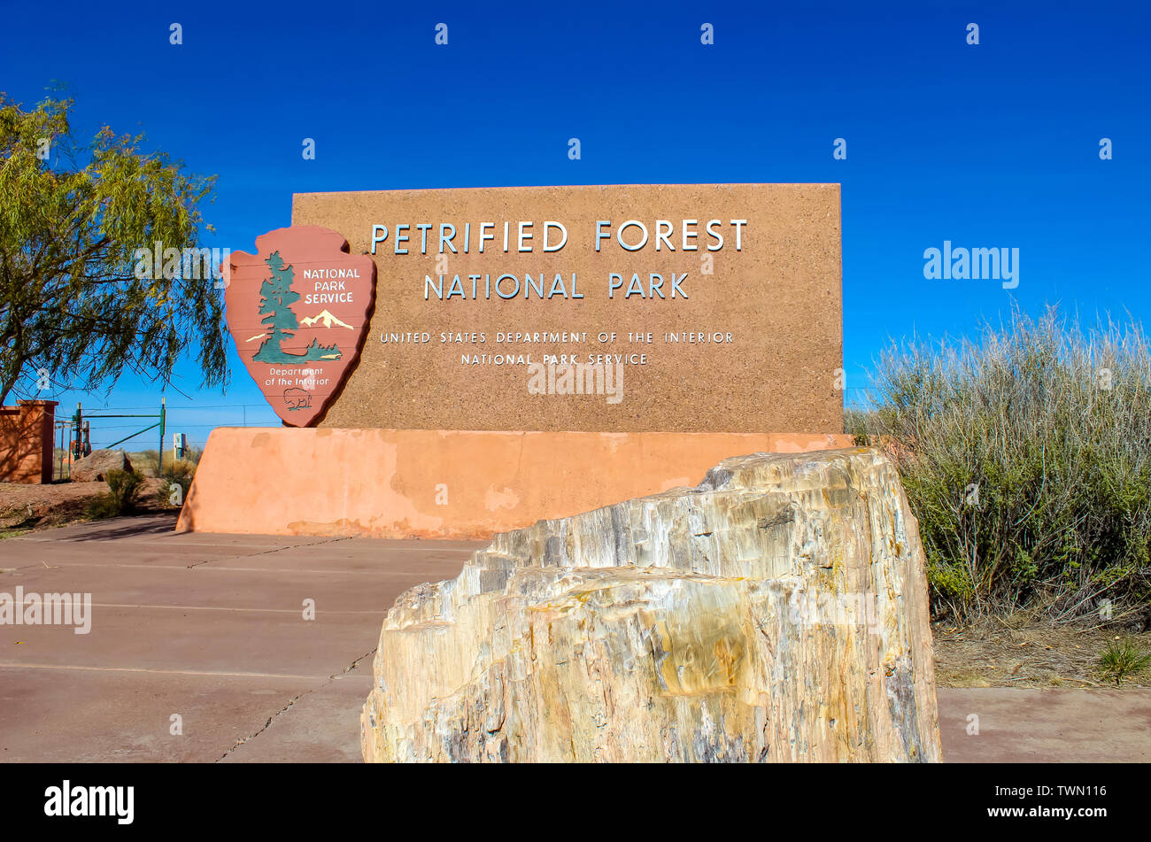 Parque Nacional del Bosque Petrifed firmar la Ruta 66 en el postre de Arizona Foto de stock