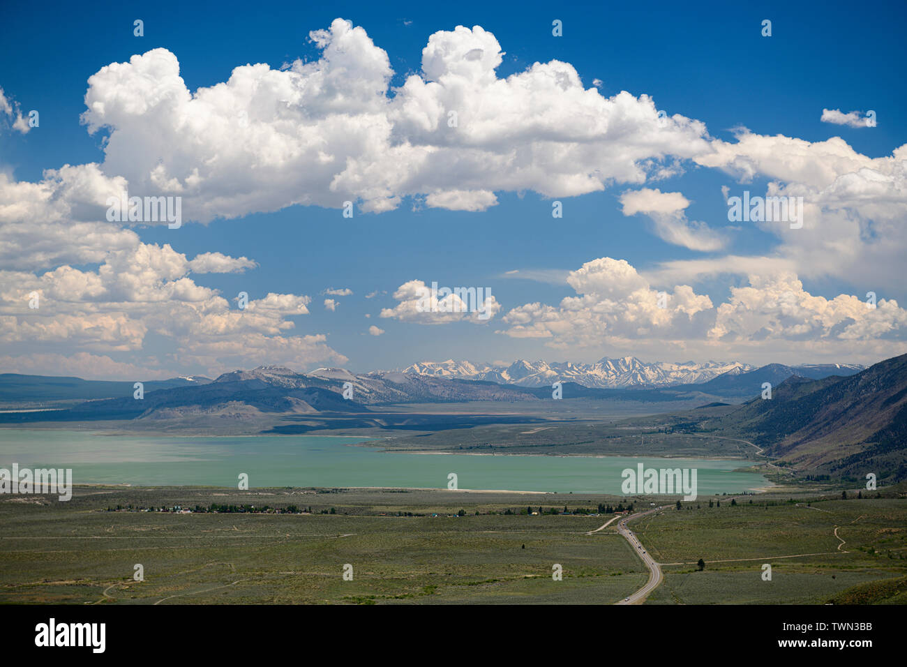Scenic Highway 395 que conduce a un verano muy verde en el Lago Mono de California Sierra Oriental Foto de stock