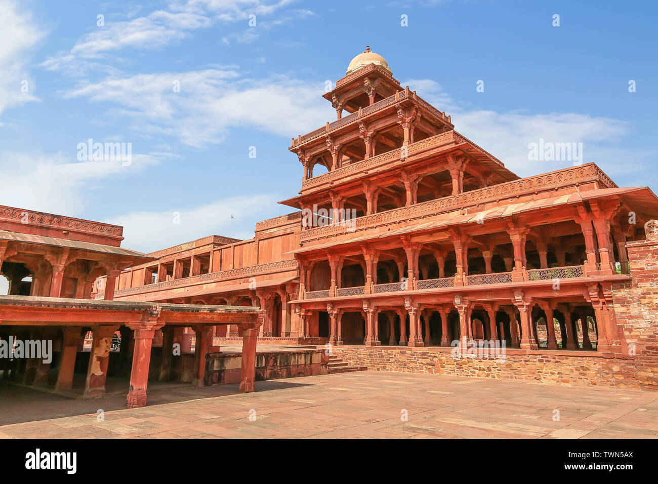 Fatehpur Sikri medieval conocida como la arquitectura de piedra arenisca roja Panch Mahal, que fue la residencia real del emperador mogol del siglo XVI Foto de stock