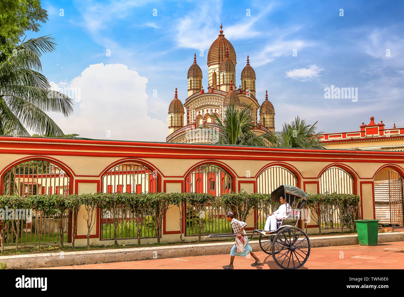Histórico templo de Kali en Calcuta Dakshineshwar con vista de la mano de rickshaw tirado Foto de stock