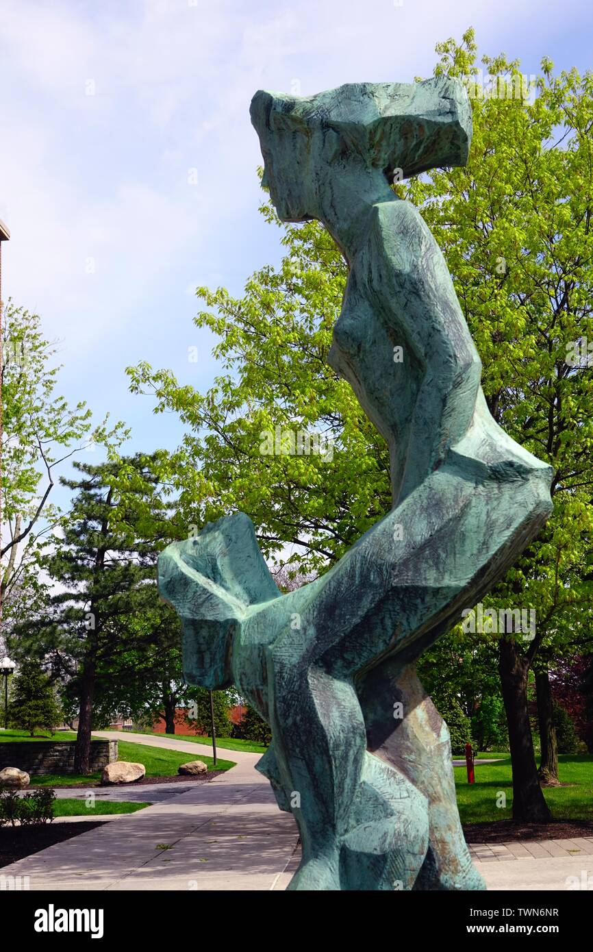 'Dancing madre'', una medalla de bronce por Chaim Gross, es parte de la iniciativa en el Campus del arte en la Universidad de Syracuse. La escultura se encuentra en el cuadrilátero de Shaw, "la Foto de stock