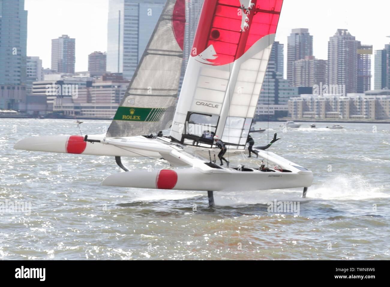 El río Hudson, Nueva York, EEUU, 21 de junio de 2019 - Equipo Japón SailGP  navegar su