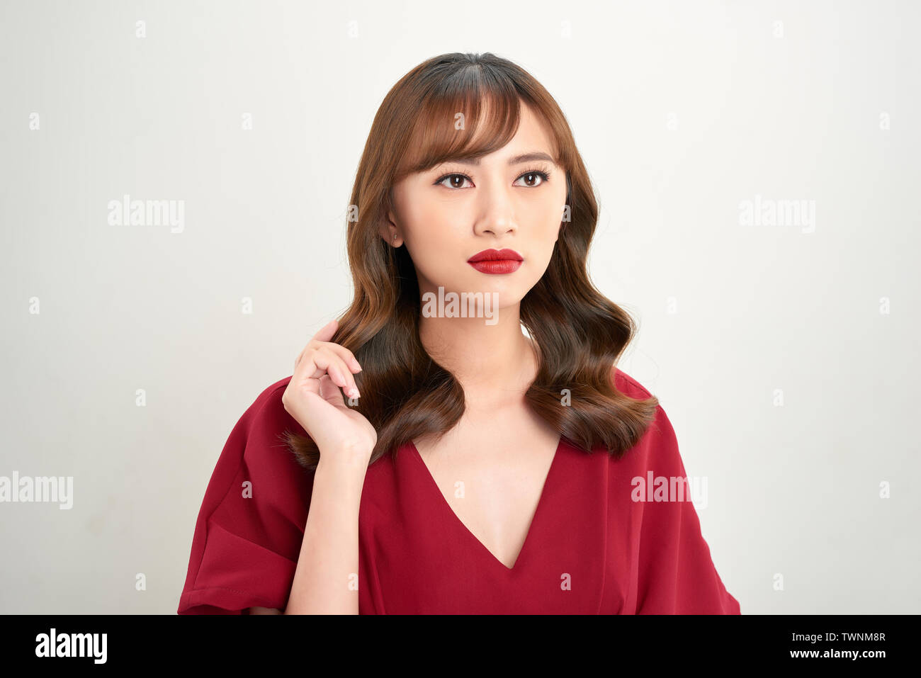 Retrato de joven y bella mujer asiática con piel clara Foto de stock
