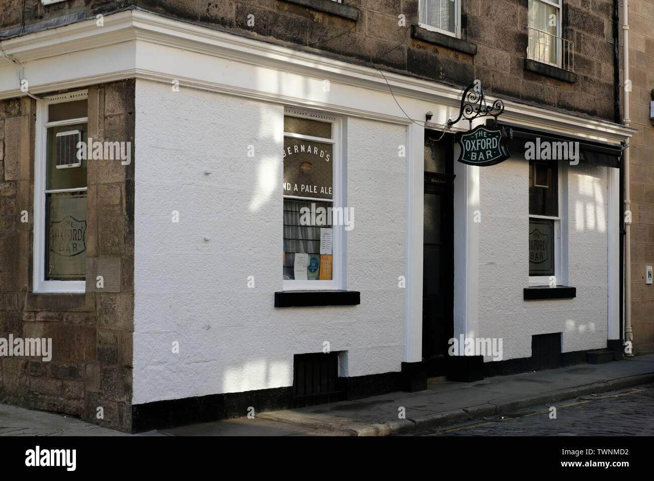 El exterior de la barra de Oxford. Un pub favorito de ambos DI John Rebus y el autor Ian Rankin, en Young Street, Edimburgo, Escocia. Foto de stock