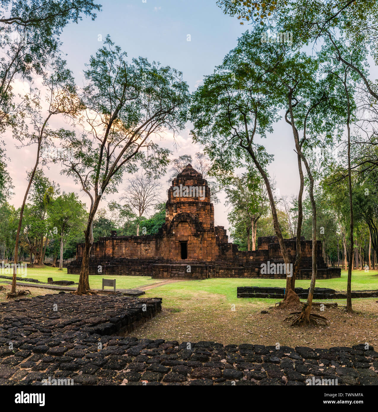 Prasat Muang Sing son antiguas ruinas del templo Khmer en el parque histórico de Sai Yok, Kanchanaburi, Tailandia Foto de stock