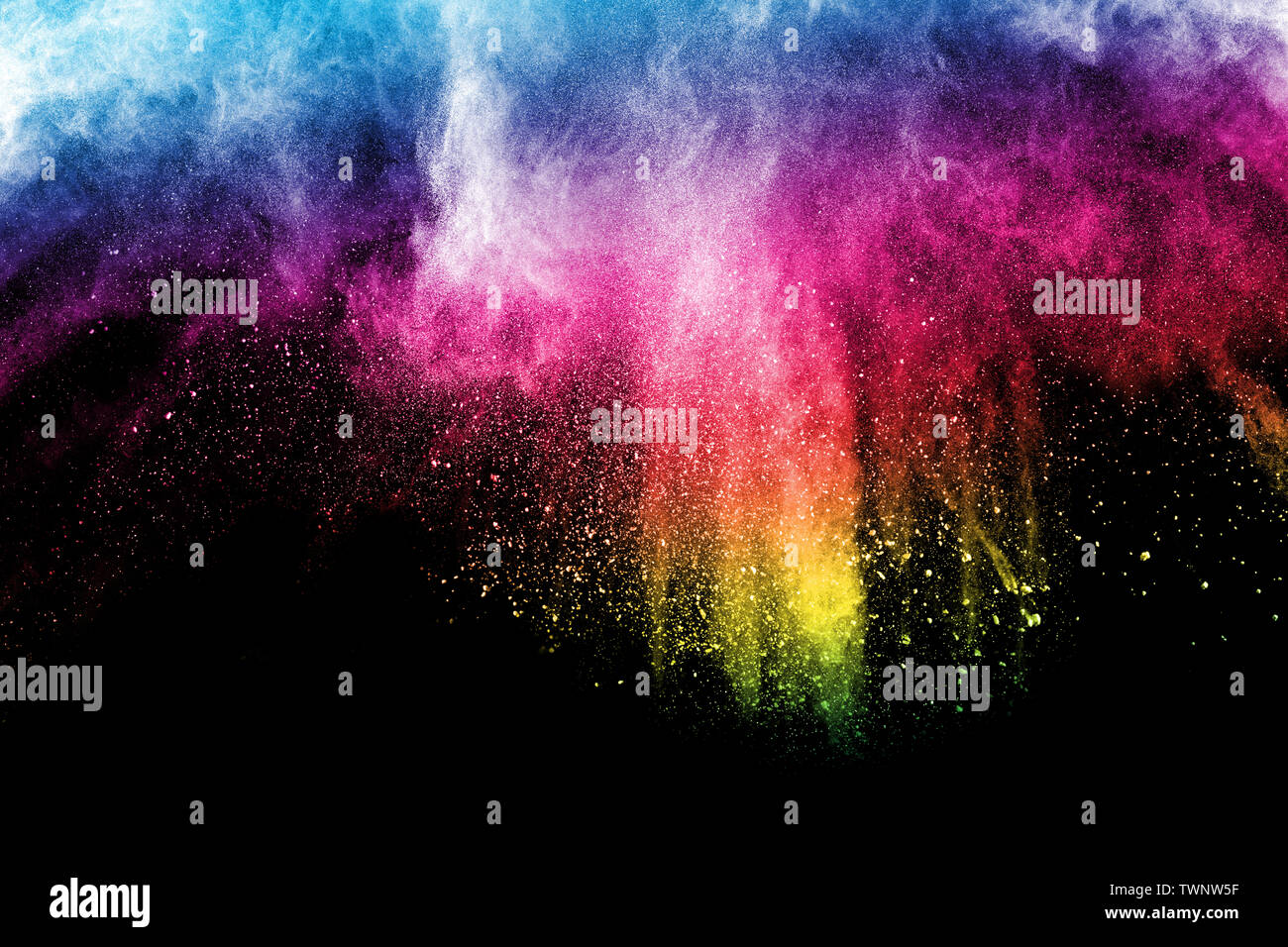 Resumen de explosión de polvo multicolor sobre fondo negro. Polvo de color splash abstracto sobre fondo oscuro. Foto de stock