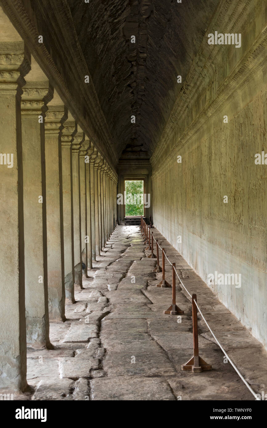 Corredor a lo largo de la galería interior en Angkor Wat templo rodeado por pilares, templo de Angkor Wat, el parque arqueológico de Angkor, Siem Reap, Camboya, Asia Foto de stock