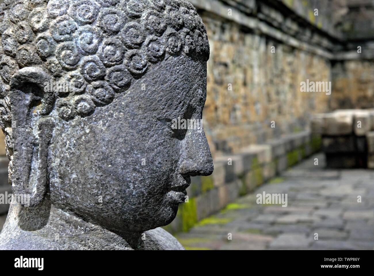 La estatua de Buda en Borobudur. Borobudur es una 9ª siglo templo budista mahayana. Es el templo budista más grande del mundo. Foto de stock
